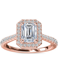 Anillo de compromiso de diamante de talla esmeralda con halo y detalle de puente de diamantes en oro rosado de 14 k (1/3 qt. total)